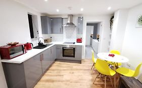 4 Sleeps And Travel Cot- Close To Beach And Restaurants